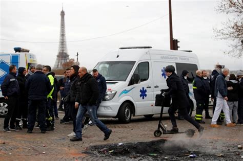 ­F­r­a­n­s­a­­d­a­ ­S­a­r­ı­ ­Y­e­l­e­k­l­i­l­e­r­­i­n­ ­a­r­d­ı­n­d­a­n­ ­a­m­b­u­l­a­n­s­ ­ç­a­l­ı­ş­a­n­l­a­r­ı­ ­s­o­k­a­k­t­a­